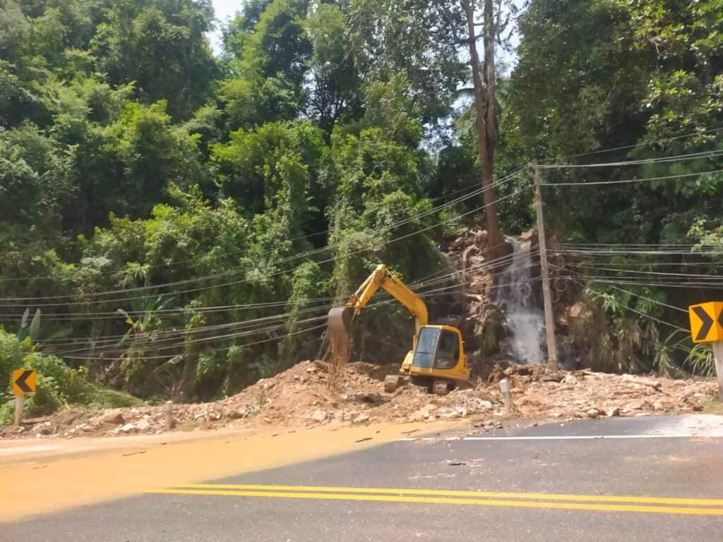 ศูนย์บัญชาการเหตุการณ์อุทกภัย จังหวัดยะลา เร่งให้การช่วยเหลือและฟื้นฟูประสบอุทกภัย น้ำป่าไหลหลาก ดินสไลด์ถนนถูกตัดขาด ศูนย์บัญชาการเหตุการณ์อุทกภัย จังหวัดยะลา เร่งให้การช่วยเหลือและฟื้นฟูประสบอุทกภัย น้ำป่าไหลหลาก ดินสไลด์ถนนถูกตัดขาด