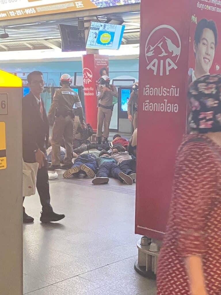 ศึก! เด็กช่าง 2 สถาบัน ตีกันบน BTS สยาม ผู้โดยสารวิ่งหนีจ้าละหวั่น สุดท้ายไม่รอด โดนตร.ตามรวบทันควัน! ศึก! เด็กช่าง 2 สถาบัน ตีกันบน BTS สยาม ผู้โดยสารวิ่งหนีจ้าละหวั่น สุดท้ายไม่รอด โดนตร.ตามรวบทันควัน!