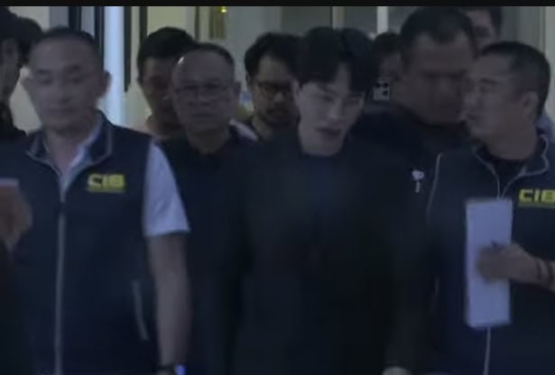 ด่วน! ปคบ. จัดหนักหิ้วหมายจับ บุกรวบ ‘บอสพอล’ คา สคบ ด่วน! ปคบ. จัดหนักหิ้วหมายจับ บุกรวบ ‘บอสพอล’ คา สคบ