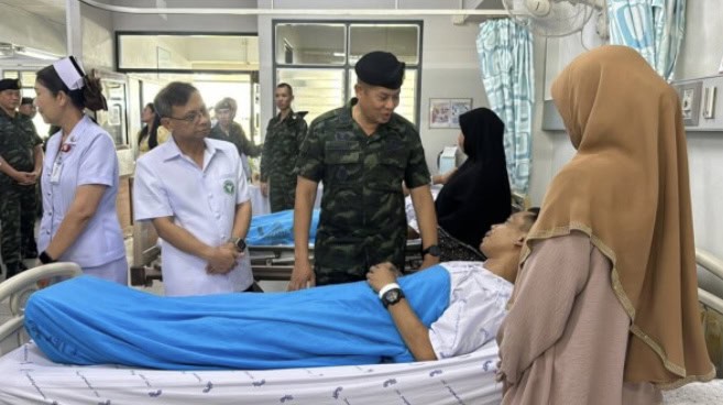 แม่ทัพภาค4เยี่ยม อส.เหยื่อระเบิดโจรใต้ ส่วน ผบ.ฉก.นราฯส่งชุดป่าภูเขากดดันปิดรูรั่ว ไม่ให้ลงมาสร้างสถานการณ์เชื่อมโยงบิดเบือนผสมโรงว่าเกิดจากคดีตากใบหมดอายุความ แม่ทัพภาค4เยี่ยม อส.เหยื่อระเบิดโจรใต้ ส่วน ผบ.ฉก.นราฯส่งชุดป่าภูเขากดดันปิดรูรั่ว ไม่ให้ลงมาสร้างสถานการณ์เชื่อมโยงบิดเบือนผสมโรงว่าเกิดจากคดีตากใบหมดอายุความ