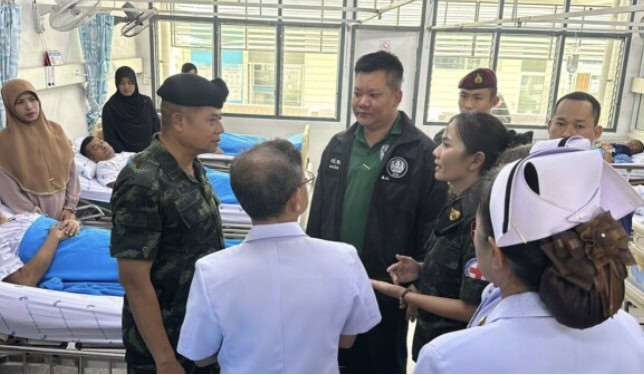 แม่ทัพภาค4เยี่ยม อส.เหยื่อระเบิดโจรใต้ ส่วน ผบ.ฉก.นราฯส่งชุดป่าภูเขากดดันปิดรูรั่ว ไม่ให้ลงมาสร้างสถานการณ์เชื่อมโยงบิดเบือนผสมโรงว่าเกิดจากคดีตากใบหมดอายุความ แม่ทัพภาค4เยี่ยม อส.เหยื่อระเบิดโจรใต้ ส่วน ผบ.ฉก.นราฯส่งชุดป่าภูเขากดดันปิดรูรั่ว ไม่ให้ลงมาสร้างสถานการณ์เชื่อมโยงบิดเบือนผสมโรงว่าเกิดจากคดีตากใบหมดอายุความ