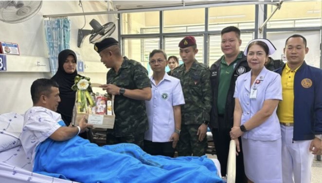 แม่ทัพภาค4เยี่ยม อส.เหยื่อระเบิดโจรใต้ ส่วน ผบ.ฉก.นราฯส่งชุดป่าภูเขากดดันปิดรูรั่ว ไม่ให้ลงมาสร้างสถานการณ์เชื่อมโยงบิดเบือนผสมโรงว่าเกิดจากคดีตากใบหมดอายุความ แม่ทัพภาค4เยี่ยม อส.เหยื่อระเบิดโจรใต้ ส่วน ผบ.ฉก.นราฯส่งชุดป่าภูเขากดดันปิดรูรั่ว ไม่ให้ลงมาสร้างสถานการณ์เชื่อมโยงบิดเบือนผสมโรงว่าเกิดจากคดีตากใบหมดอายุความ