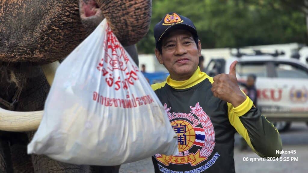 บิณฑ์-เอกพัน ทำจริง ขนผลไม้กว่า 120 ตันช่วยช้างแมงแตงพร้อมมอบเงินเยียวยาปางช้างเกือบ 4 ล้านบาท บิณฑ์-เอกพัน ทำจริง ขนผลไม้กว่า 120 ตันช่วยช้างแมงแตงพร้อมมอบเงินเยียวยาปางช้างเกือบ 4 ล้านบาท