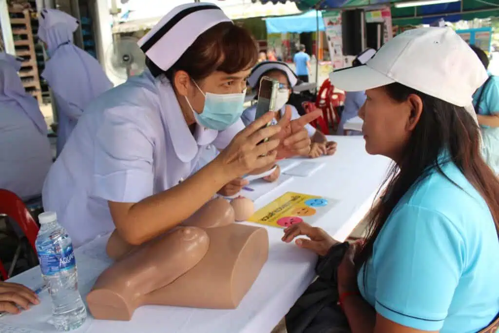 โรงพยาบาลเบตงออกหน่วยบริการตรวจสุขภาพและบริการให้คำปรึกษาด้านสุขภาพอนามัยฟรีเนื่องในวันพยาบาลแห่งชาติ