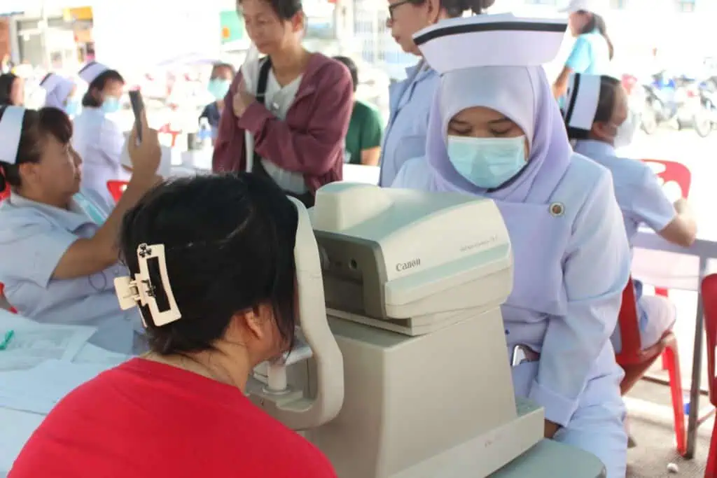 โรงพยาบาลเบตงออกหน่วยบริการตรวจสุขภาพและบริการให้คำปรึกษาด้านสุขภาพอนามัยฟรีเนื่องในวันพยาบาลแห่งชาติ