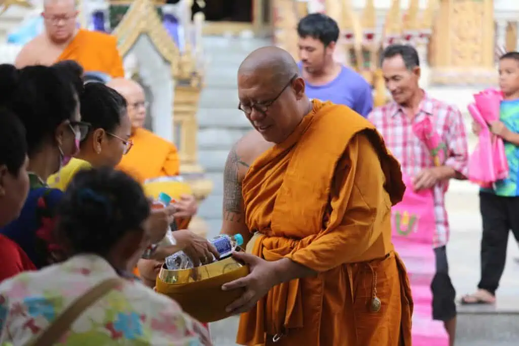 พุทธศาสนิกชน อิ่มบุญ อิ่มใจ ร่วมพิธีตักบาตรเทโวโรหณะ แน่นวัดไผ่ล้อมนครปฐม