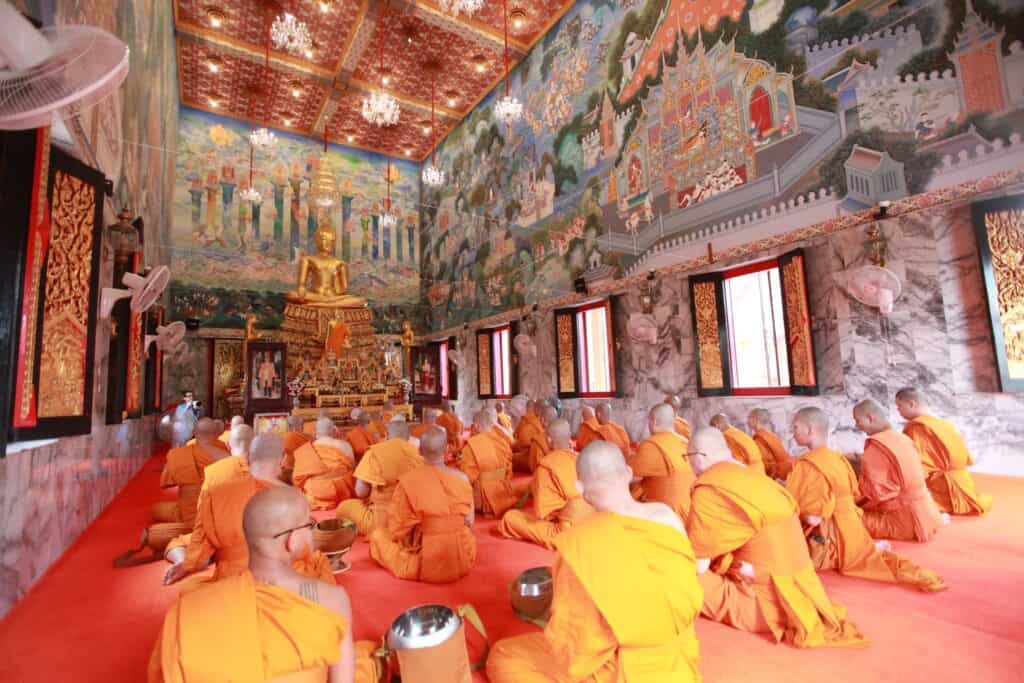 พุทธศาสนิกชน อิ่มบุญ อิ่มใจ ร่วมพิธีตักบาตรเทโวโรหณะ แน่นวัดไผ่ล้อมนครปฐม พุทธศาสนิกชน อิ่มบุญ อิ่มใจ ร่วมพิธีตักบาตรเทโวโรหณะ แน่นวัดไผ่ล้อมนครปฐม