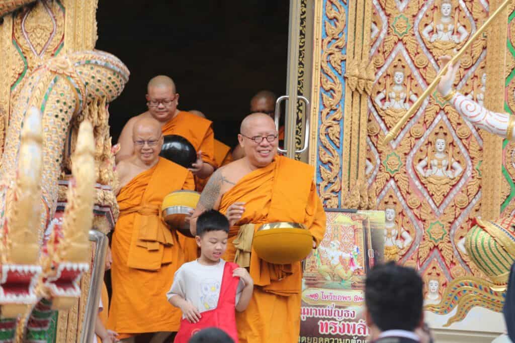 พุทธศาสนิกชน อิ่มบุญ อิ่มใจ ร่วมพิธีตักบาตรเทโวโรหณะ แน่นวัดไผ่ล้อมนครปฐม พุทธศาสนิกชน อิ่มบุญ อิ่มใจ ร่วมพิธีตักบาตรเทโวโรหณะ แน่นวัดไผ่ล้อมนครปฐม