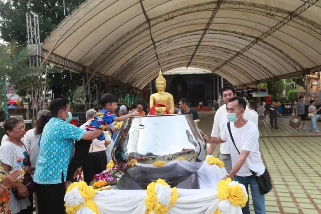 พุทธศาสนิกชน อิ่มบุญ อิ่มใจ ร่วมพิธีตักบาตรเทโวโรหณะ แน่นวัดไผ่ล้อมนครปฐม