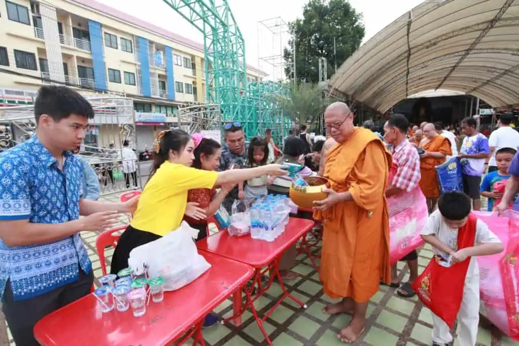 พุทธศาสนิกชน อิ่มบุญ อิ่มใจ ร่วมพิธีตักบาตรเทโวโรหณะ แน่นวัดไผ่ล้อมนครปฐม