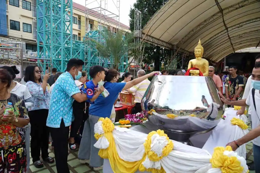 พุทธศาสนิกชน อิ่มบุญ อิ่มใจ ร่วมพิธีตักบาตรเทโวโรหณะ แน่นวัดไผ่ล้อมนครปฐม