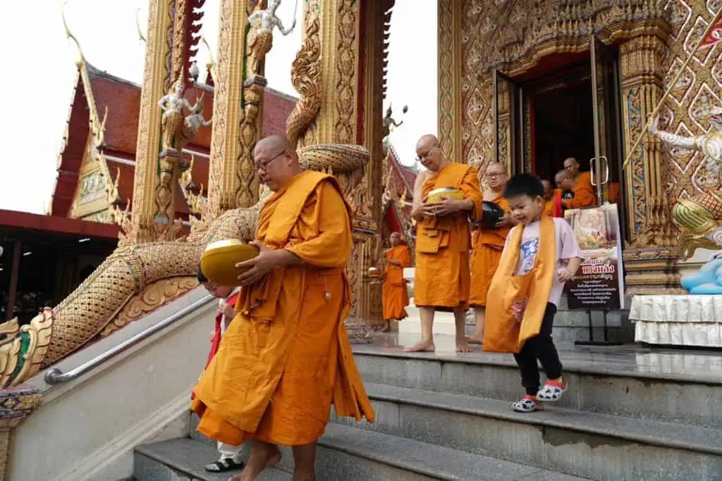 พุทธศาสนิกชน อิ่มบุญ อิ่มใจ ร่วมพิธีตักบาตรเทโวโรหณะ แน่นวัดไผ่ล้อมนครปฐม