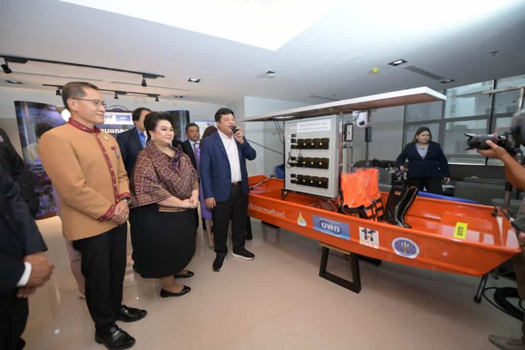 มหาวิทยาลัยนราธิวาสราชนครินทร์ ส่งมอบเรือกู้ภัย Wi-Fi จำนวน 8 ลำ ให้มูลนิธิเพื่อนพึ่ง(ภาฯ)ยามยาก ช่วยเหลือประชาชนที่ประสบอุทกภัยในพื้นที่ภาคเหนือ ตะวันออกเฉียงเหนือและภาคใต้ มหาวิทยาลัยนราธิวาสราชนครินทร์ ส่งมอบเรือกู้ภัย Wi-Fi จำนวน 8 ลำ ให้มูลนิธิเพื่อนพึ่ง(ภาฯ)ยามยาก ช่วยเหลือประชาชนที่ประสบอุทกภัยในพื้นที่ภาคเหนือ ตะวันออกเฉียงเหนือและภาคใต้