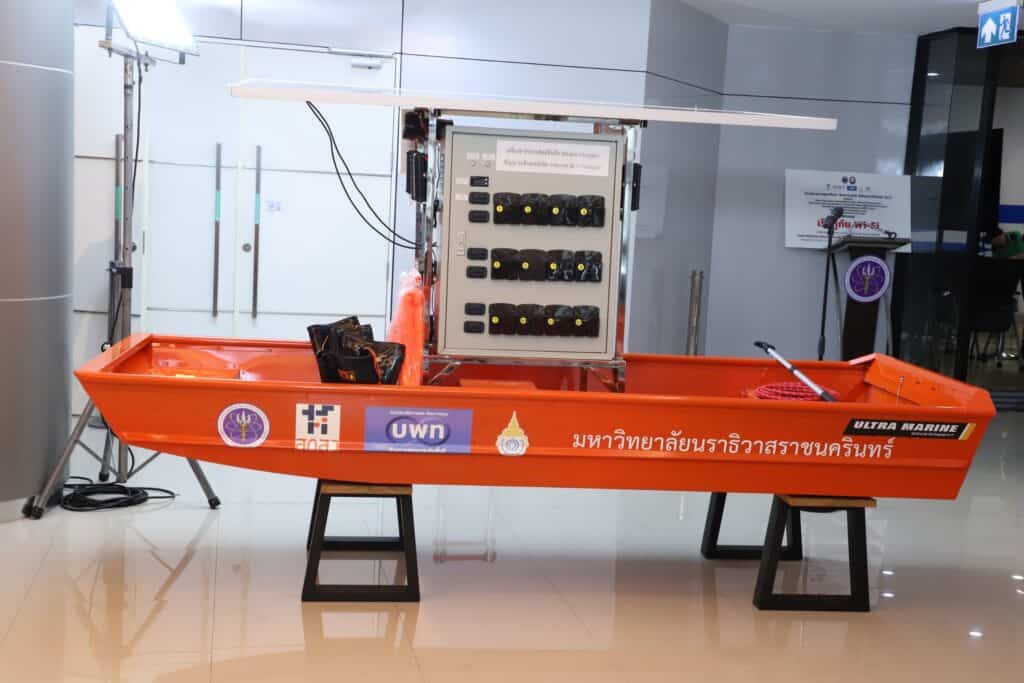 มหาวิทยาลัยนราธิวาสราชนครินทร์ ส่งมอบเรือกู้ภัย Wi-Fi จำนวน 8 ลำ ให้มูลนิธิเพื่อนพึ่ง(ภาฯ)ยามยาก ช่วยเหลือประชาชนที่ประสบอุทกภัยในพื้นที่ภาคเหนือ ตะวันออกเฉียงเหนือและภาคใต้ มหาวิทยาลัยนราธิวาสราชนครินทร์ ส่งมอบเรือกู้ภัย Wi-Fi จำนวน 8 ลำ ให้มูลนิธิเพื่อนพึ่ง(ภาฯ)ยามยาก ช่วยเหลือประชาชนที่ประสบอุทกภัยในพื้นที่ภาคเหนือ ตะวันออกเฉียงเหนือและภาคใต้