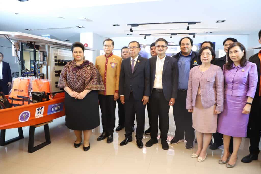 มหาวิทยาลัยนราธิวาสราชนครินทร์ ส่งมอบเรือกู้ภัย Wi-Fi จำนวน 8 ลำ ให้มูลนิธิเพื่อนพึ่ง(ภาฯ)ยามยาก ช่วยเหลือประชาชนที่ประสบอุทกภัยในพื้นที่ภาคเหนือ ตะวันออกเฉียงเหนือและภาคใต้ มหาวิทยาลัยนราธิวาสราชนครินทร์ ส่งมอบเรือกู้ภัย Wi-Fi จำนวน 8 ลำ ให้มูลนิธิเพื่อนพึ่ง(ภาฯ)ยามยาก ช่วยเหลือประชาชนที่ประสบอุทกภัยในพื้นที่ภาคเหนือ ตะวันออกเฉียงเหนือและภาคใต้