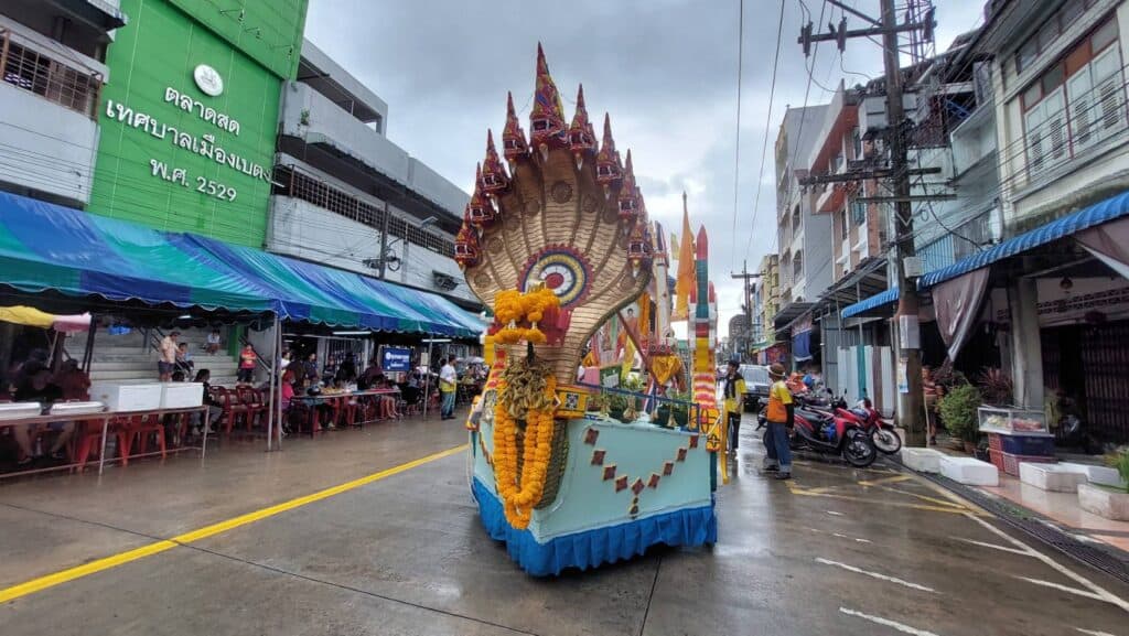 คึกคัก! ประเพณีชักพระภาคใต้ ชาวไทยและชาวจีนจากประเทศมาเลเซีย ร่วมทำบุญล้นหลามท่ามกลางฝนตก คึกคัก! ประเพณีชักพระภาคใต้ ชาวไทยและชาวจีนจากประเทศมาเลเซีย ร่วมทำบุญล้นหลามท่ามกลางฝนตก