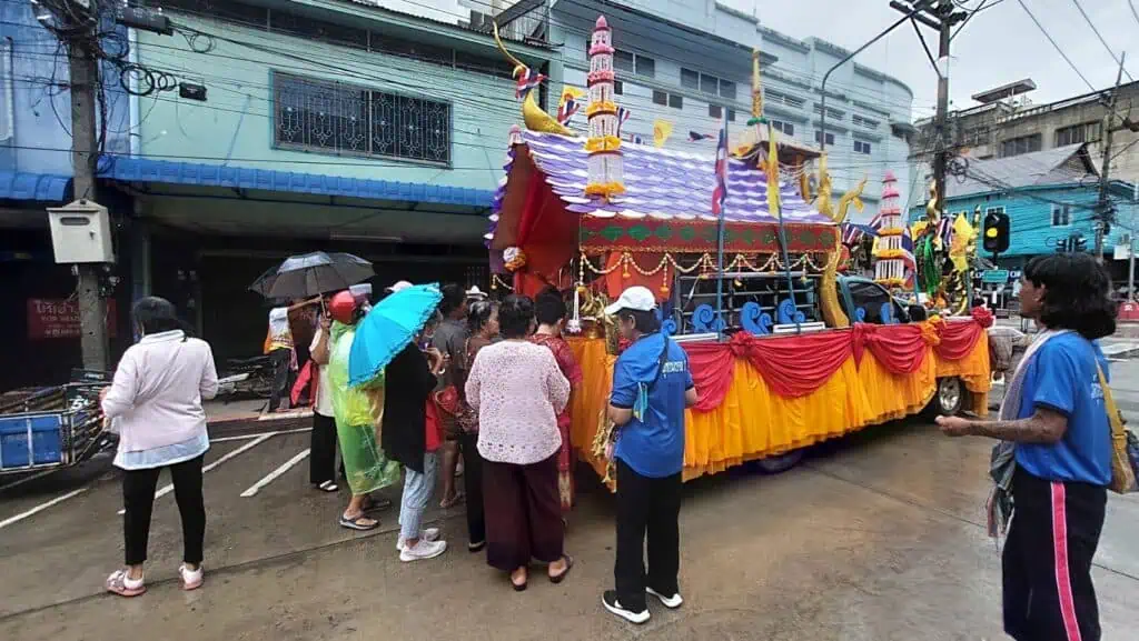 คึกคัก! ประเพณีชักพระภาคใต้ ชาวไทยและชาวจีนจากประเทศมาเลเซีย ร่วมทำบุญล้นหลามท่ามกลางฝนตก