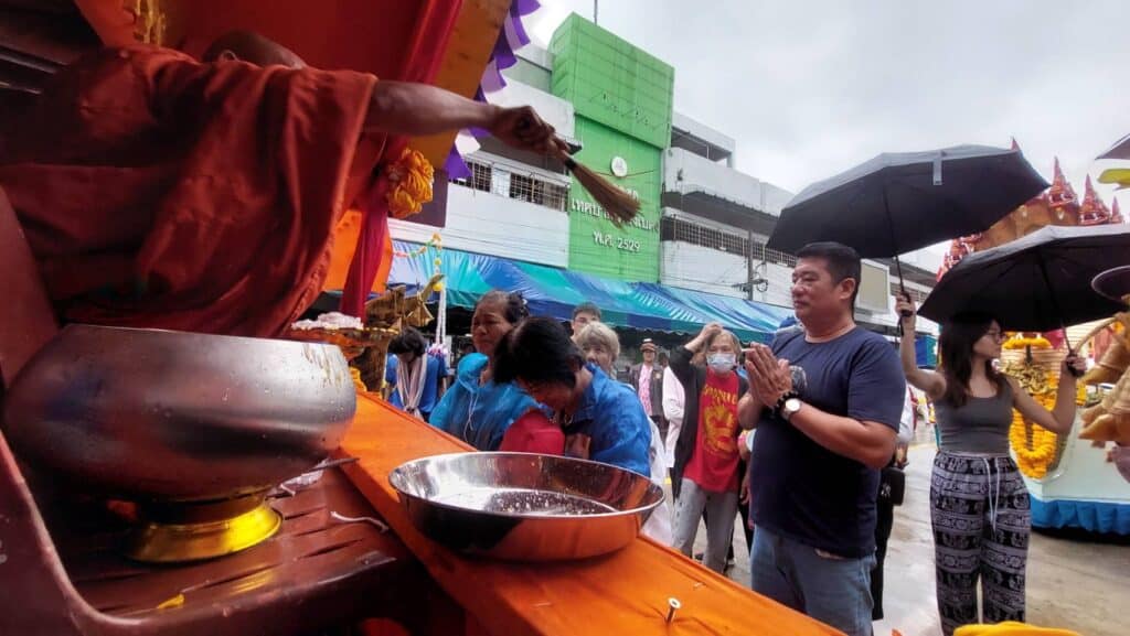 คึกคัก! ประเพณีชักพระภาคใต้ ชาวไทยและชาวจีนจากประเทศมาเลเซีย ร่วมทำบุญล้นหลามท่ามกลางฝนตก คึกคัก! ประเพณีชักพระภาคใต้ ชาวไทยและชาวจีนจากประเทศมาเลเซีย ร่วมทำบุญล้นหลามท่ามกลางฝนตก