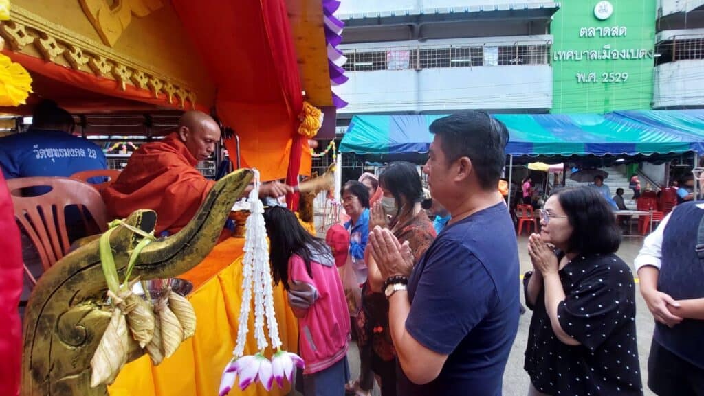 คึกคัก! ประเพณีชักพระภาคใต้ ชาวไทยและชาวจีนจากประเทศมาเลเซีย ร่วมทำบุญล้นหลามท่ามกลางฝนตก คึกคัก! ประเพณีชักพระภาคใต้ ชาวไทยและชาวจีนจากประเทศมาเลเซีย ร่วมทำบุญล้นหลามท่ามกลางฝนตก