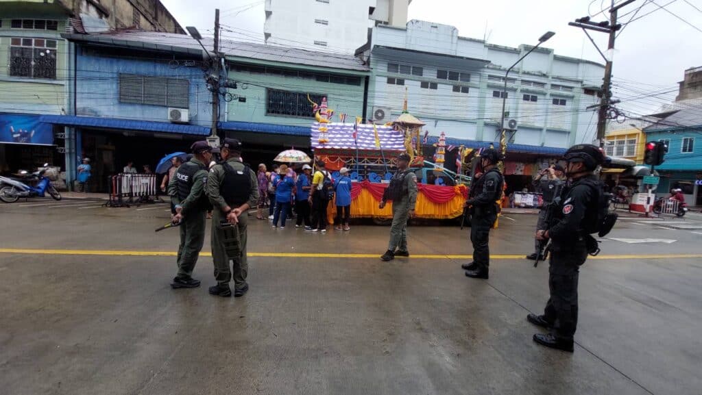 คึกคัก! ประเพณีชักพระภาคใต้ ชาวไทยและชาวจีนจากประเทศมาเลเซีย ร่วมทำบุญล้นหลามท่ามกลางฝนตก คึกคัก! ประเพณีชักพระภาคใต้ ชาวไทยและชาวจีนจากประเทศมาเลเซีย ร่วมทำบุญล้นหลามท่ามกลางฝนตก