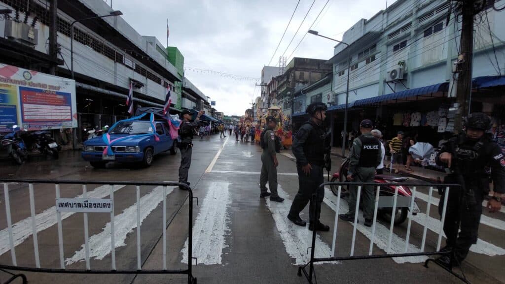 คึกคัก! ประเพณีชักพระภาคใต้ ชาวไทยและชาวจีนจากประเทศมาเลเซีย ร่วมทำบุญล้นหลามท่ามกลางฝนตก คึกคัก! ประเพณีชักพระภาคใต้ ชาวไทยและชาวจีนจากประเทศมาเลเซีย ร่วมทำบุญล้นหลามท่ามกลางฝนตก