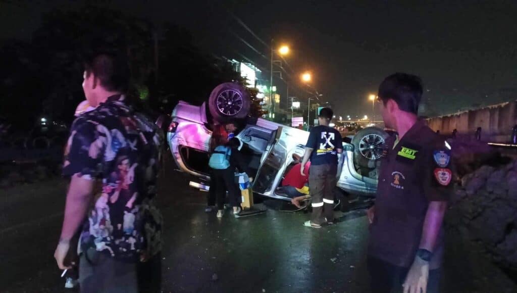 สุดชุ่ยหญิงขับเก๋งเบรคลื่นรถคว่ำกลางถนนเพชรเกษม ชาวบ้านหน่วยงานใด ผู้รับเหมารายใดขุดทำท่อระบายน้ำ หวิดสูญเสียชีวิต สุดชุ่ยหญิงขับเก๋งเบรคลื่นรถคว่ำกลางถนนเพชรเกษม ชาวบ้านหน่วยงานใด ผู้รับเหมารายใดขุดทำท่อระบายน้ำ หวิดสูญเสียชีวิต