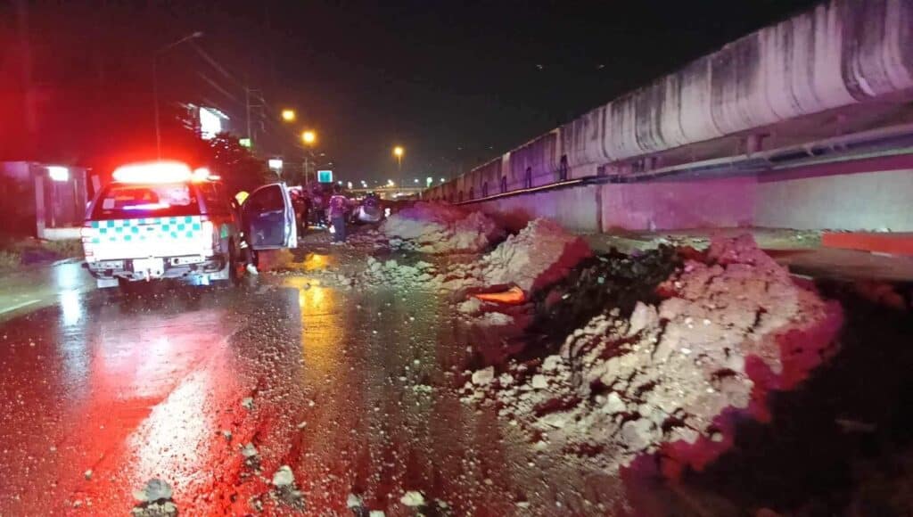 สุดชุ่ยหญิงขับเก๋งเบรคลื่นรถคว่ำกลางถนนเพชรเกษม ชาวบ้านหน่วยงานใด ผู้รับเหมารายใดขุดทำท่อระบายน้ำ หวิดสูญเสียชีวิต สุดชุ่ยหญิงขับเก๋งเบรคลื่นรถคว่ำกลางถนนเพชรเกษม ชาวบ้านหน่วยงานใด ผู้รับเหมารายใดขุดทำท่อระบายน้ำ หวิดสูญเสียชีวิต