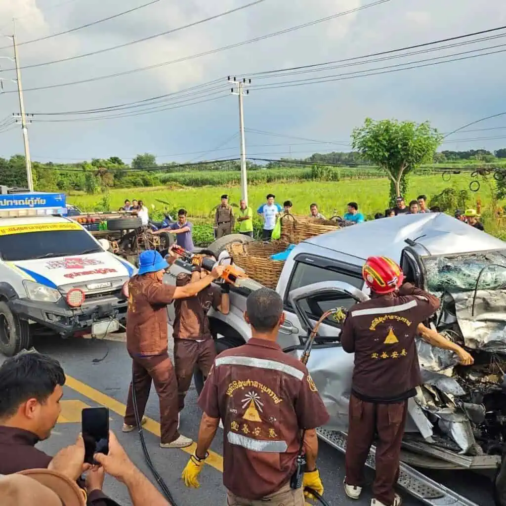 กระบะประสานงานรถบรรทุกข้าวสังเวย 3 ศพ ถนนพระแท่น กำแพงแสน