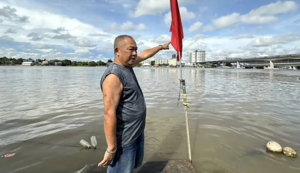 ชุมชนริมเจ้าพระยา ปักธงแดงแจ้งเรือให้ชะลอความเร็ว หลังน้ำเข้าท่วมชุมชนจากภาวะน้ำทะเลหนุนสูงสุดในรอบสัปดาห์