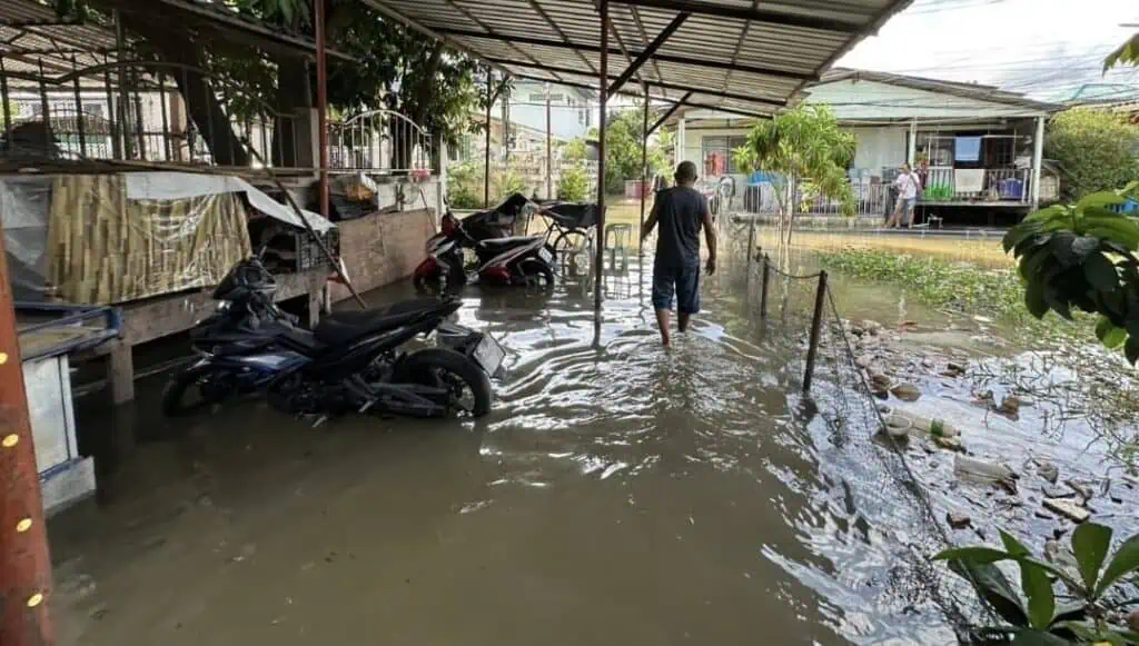 ชุมชนริมเจ้าพระยา ปักธงแดงแจ้งเรือให้ชะลอความเร็ว หลังน้ำเข้าท่วมชุมชนจากภาวะน้ำทะเลหนุนสูงสุดในรอบสัปดาห์