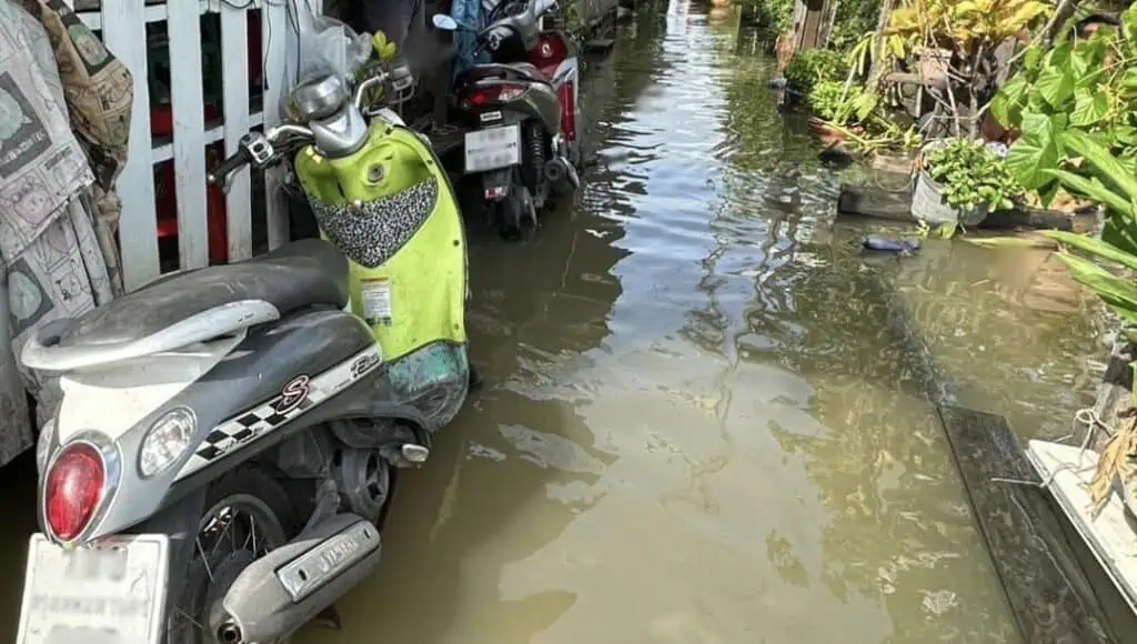 ชุมชนริมเจ้าพระยา ปักธงแดงแจ้งเรือให้ชะลอความเร็ว หลังน้ำเข้าท่วมชุมชนจากภาวะน้ำทะเลหนุนสูงสุดในรอบสัปดาห์