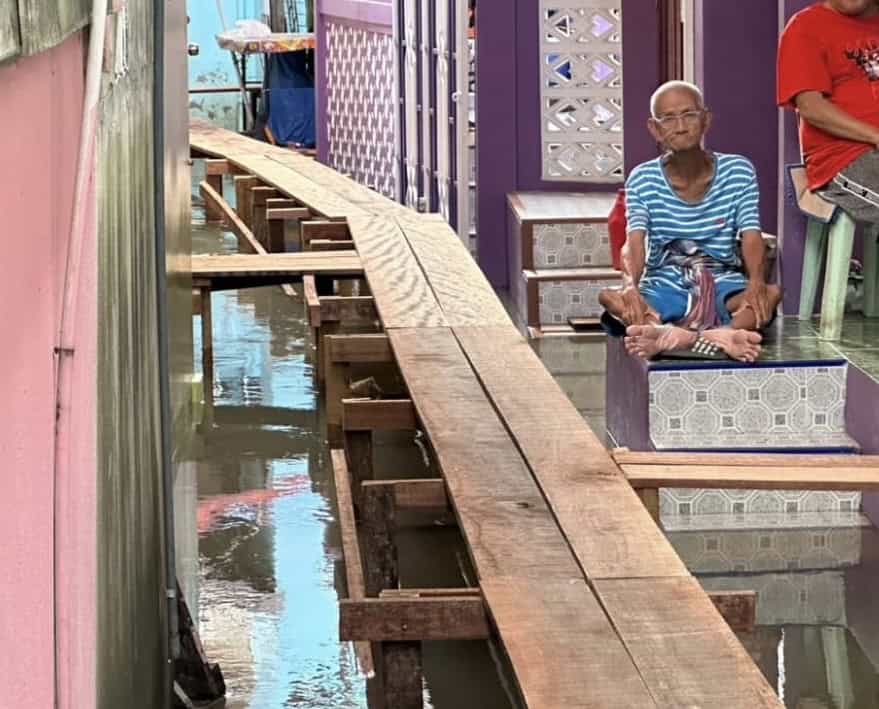 ชุมชนริมเจ้าพระยา ปักธงแดงแจ้งเรือให้ชะลอความเร็ว หลังน้ำเข้าท่วมชุมชนจากภาวะน้ำทะเลหนุนสูงสุดในรอบสัปดาห์ ชุมชนริมเจ้าพระยา ปักธงแดงแจ้งเรือให้ชะลอความเร็ว หลังน้ำเข้าท่วมชุมชนจากภาวะน้ำทะเลหนุนสูงสุดในรอบสัปดาห์