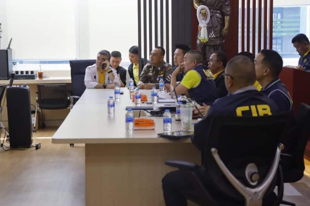 พล.ต.ต.จรูญเกียรติ ประชุมติดตามคืบหน้า 'ไอคอนกรุ๊ป' ปมคลิปเสียงเชื่อมโยง นักการเมืองดัง - นักร้องเรียน อยู่ระหว่างดึงข้อมูลจากมือถือ’บอสพอล‘ ยัน โยงใครไม่มีละเว้น "จะจับเทวดา" พล.ต.ต.จรูญเกียรติ ประชุมติดตามคืบหน้า 'ไอคอนกรุ๊ป' ปมคลิปเสียงเชื่อมโยง นักการเมืองดัง - นักร้องเรียน อยู่ระหว่างดึงข้อมูลจากมือถือ’บอสพอล‘ ยัน โยงใครไม่มีละเว้น "จะจับเทวดา"