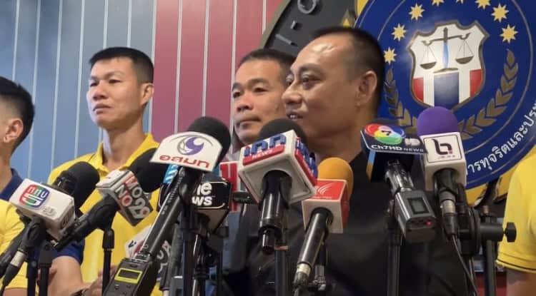 พล.ต.ต.จรูญเกียรติ ประชุมติดตามคืบหน้า 'ไอคอนกรุ๊ป' ปมคลิปเสียงเชื่อมโยง นักการเมืองดัง - นักร้องเรียน อยู่ระหว่างดึงข้อมูลจากมือถือ’บอสพอล‘ ยัน โยงใครไม่มีละเว้น "จะจับเทวดา" พล.ต.ต.จรูญเกียรติ ประชุมติดตามคืบหน้า 'ไอคอนกรุ๊ป' ปมคลิปเสียงเชื่อมโยง นักการเมืองดัง - นักร้องเรียน อยู่ระหว่างดึงข้อมูลจากมือถือ’บอสพอล‘ ยัน โยงใครไม่มีละเว้น "จะจับเทวดา"