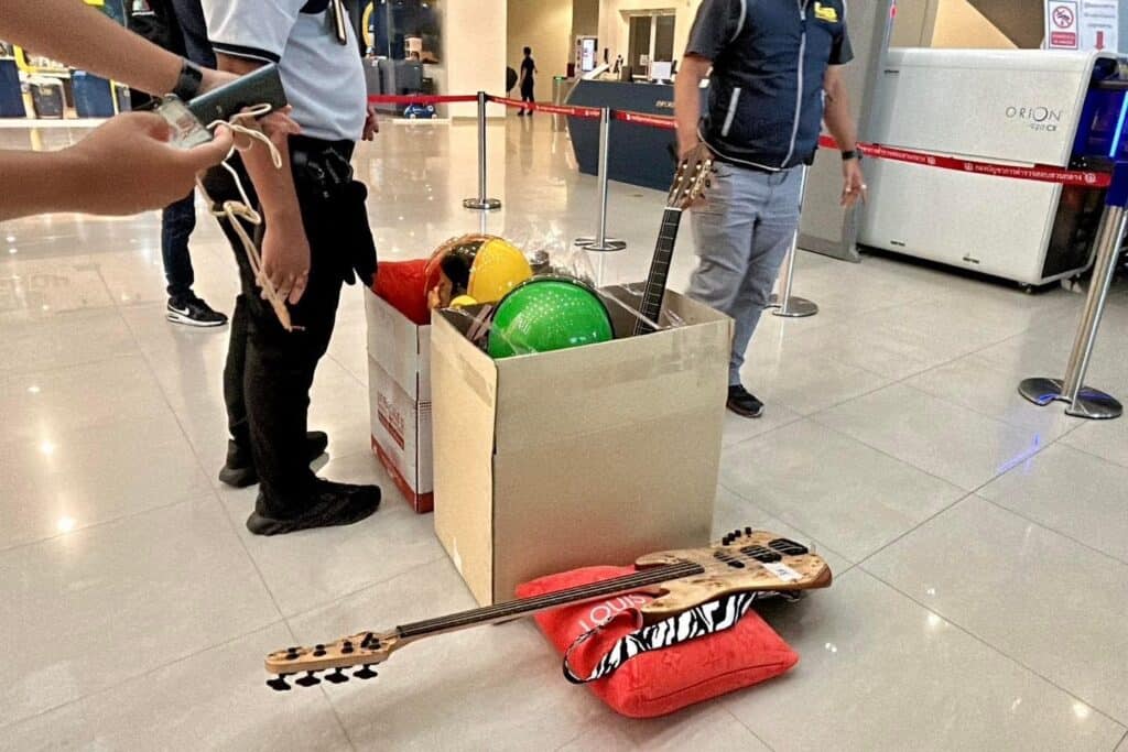 ตำรวจสอบสวนกลาง ตรวจยึดเพิ่มรถหรู 5 คัน คดี ‘ดิ ไอคอน’ พร้อมยึดของแบรนด์เนมจากห้องนอน ‘บอสพอล’ ตำรวจสอบสวนกลาง ตรวจยึดเพิ่มรถหรู 5 คัน คดี ‘ดิ ไอคอน’ พร้อมยึดของแบรนด์เนมจากห้องนอน ‘บอสพอล’