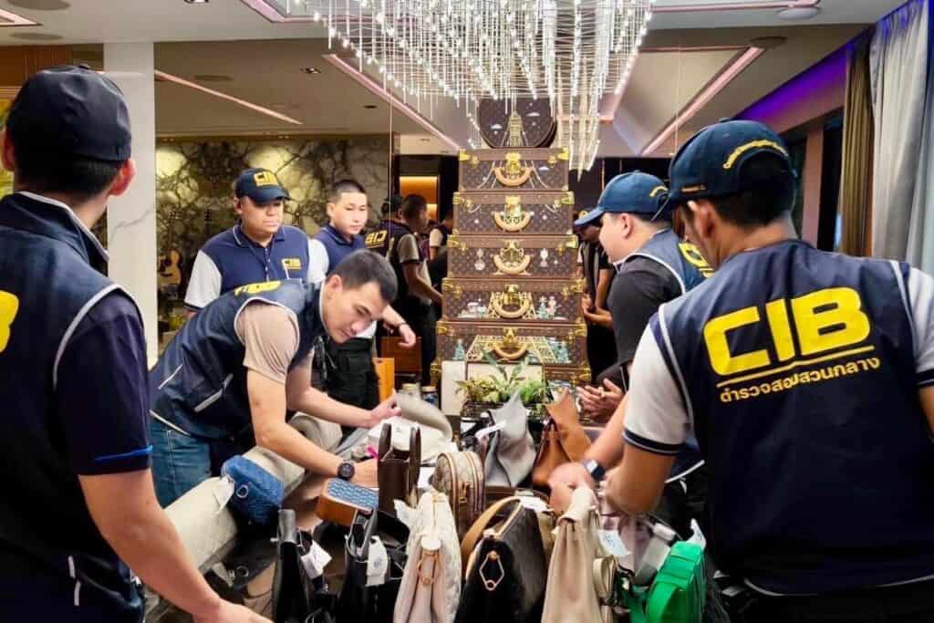 ตำรวจสอบสวนกลาง ตรวจยึดเพิ่มรถหรู 5 คัน คดี ‘ดิ ไอคอน’ พร้อมยึดของแบรนด์เนมจากห้องนอน ‘บอสพอล’ ตำรวจสอบสวนกลาง ตรวจยึดเพิ่มรถหรู 5 คัน คดี ‘ดิ ไอคอน’ พร้อมยึดของแบรนด์เนมจากห้องนอน ‘บอสพอล’