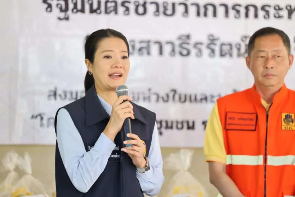 รมช.มหาดไทย มอบทุนการศึกษาเด็กยากจน และมอบถุงยังชีพให้กับผู้ประสบภัย บ้านโป่งนาคำ ต.ดอยฮาง อ.เมืองเชียงราย