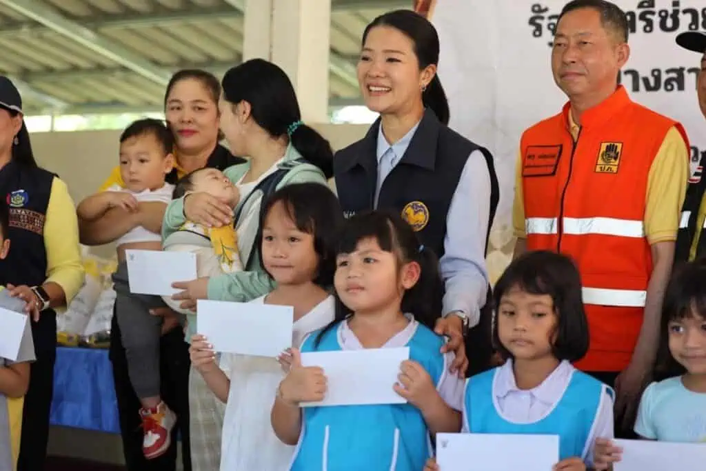 รมช.มหาดไทย มอบทุนการศึกษาเด็กยากจน และมอบถุงยังชีพให้กับผู้ประสบภัย บ้านโป่งนาคำ ต.ดอยฮาง อ.เมืองเชียงราย