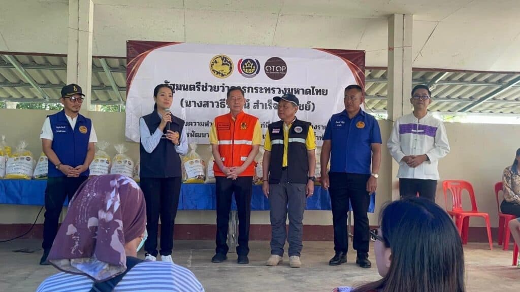 รมช.มหาดไทย มอบทุนการศึกษาเด็กยากจน และมอบถุงยังชีพให้กับผู้ประสบภัย บ้านโป่งนาคำ ต.ดอยฮาง อ.เมืองเชียงราย รมช.มหาดไทย มอบทุนการศึกษาเด็กยากจน และมอบถุงยังชีพให้กับผู้ประสบภัย บ้านโป่งนาคำ ต.ดอยฮาง อ.เมืองเชียงราย