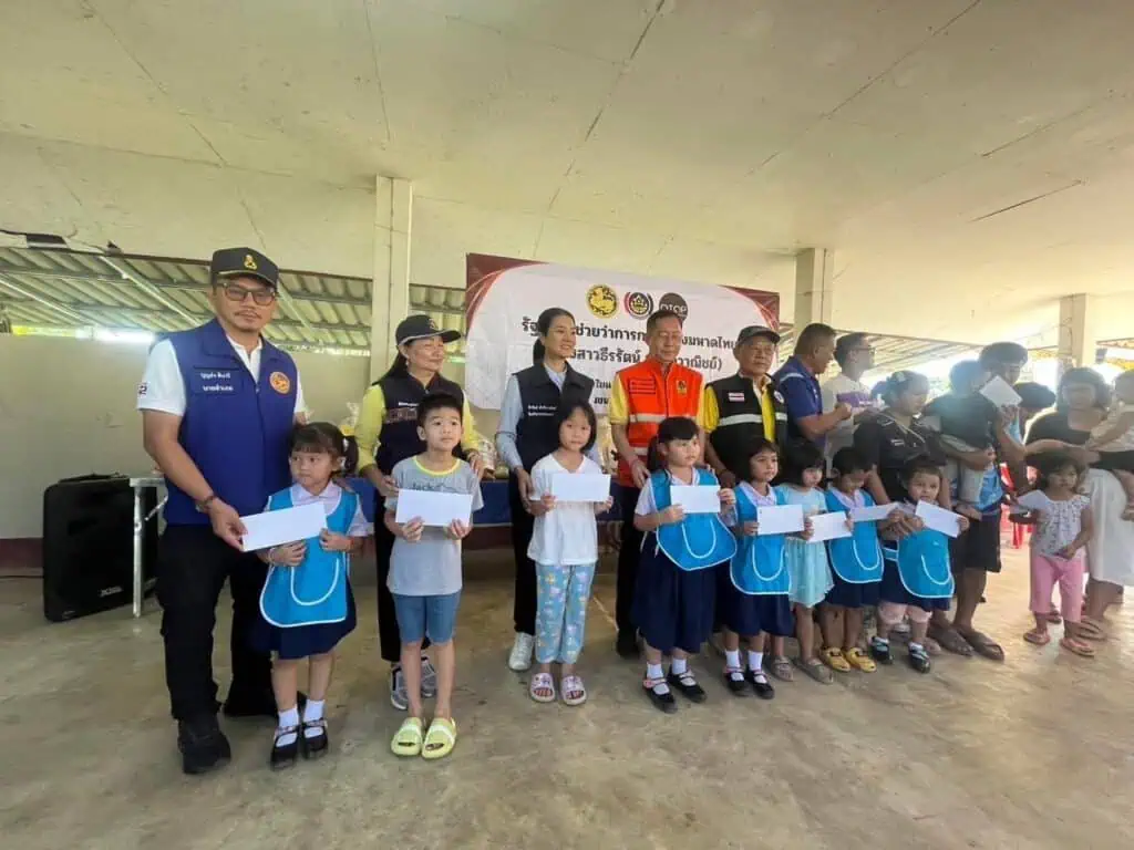 รมช.มหาดไทย มอบทุนการศึกษาเด็กยากจน และมอบถุงยังชีพให้กับผู้ประสบภัย บ้านโป่งนาคำ ต.ดอยฮาง อ.เมืองเชียงราย