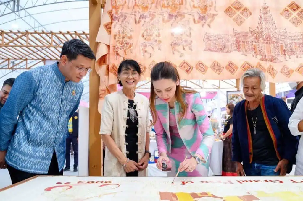 พช ยกภูมิปัญญาท้องถิ่นจากทั่วประเทศ พร้อมต้อนรับนักท่องเที่ยว ในการจัดการแข่งขัน MotoGP “PT Grand Prix of Thailand 2024” ณ สนามช้างอารีน่า อำเภอเมืองบุรีรัมย์ จังหวัดบุรีรัมย์