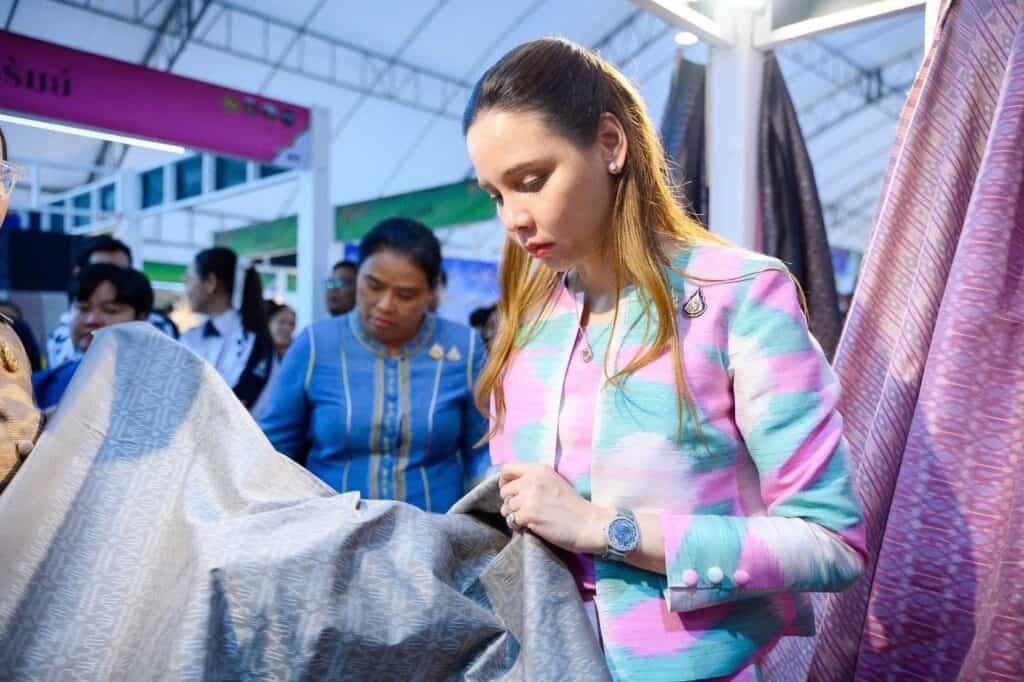 พช ยกภูมิปัญญาท้องถิ่นจากทั่วประเทศ พร้อมต้อนรับนักท่องเที่ยว ในการจัดการแข่งขัน MotoGP “PT Grand Prix of Thailand 2024” ณ สนามช้างอารีน่า อำเภอเมืองบุรีรัมย์ จังหวัดบุรีรัมย์ พช ยกภูมิปัญญาท้องถิ่นจากทั่วประเทศ พร้อมต้อนรับนักท่องเที่ยว ในการจัดการแข่งขัน MotoGP “PT Grand Prix of Thailand 2024” ณ สนามช้างอารีน่า อำเภอเมืองบุรีรัมย์ จังหวัดบุรีรัมย์