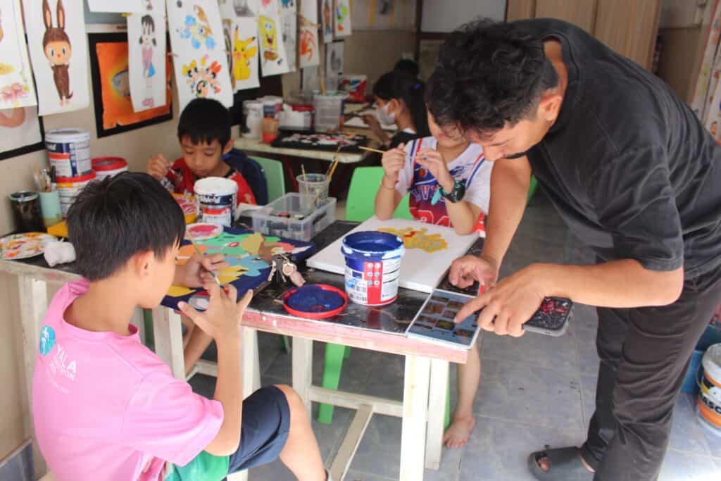 จังหวัดยะลา ช่วงปิดเทอมบรรดาผู้ปกครองพาเด็กเรียนศิลปะเพื่อให้มาฝึกสมาธิหวังให้ห่างโทรศัพท์มือถือป้องกันเด็กติดเกมส์ จังหวัดยะลา ช่วงปิดเทอมบรรดาผู้ปกครองพาเด็กเรียนศิลปะเพื่อให้มาฝึกสมาธิหวังให้ห่างโทรศัพท์มือถือป้องกันเด็กติดเกมส์