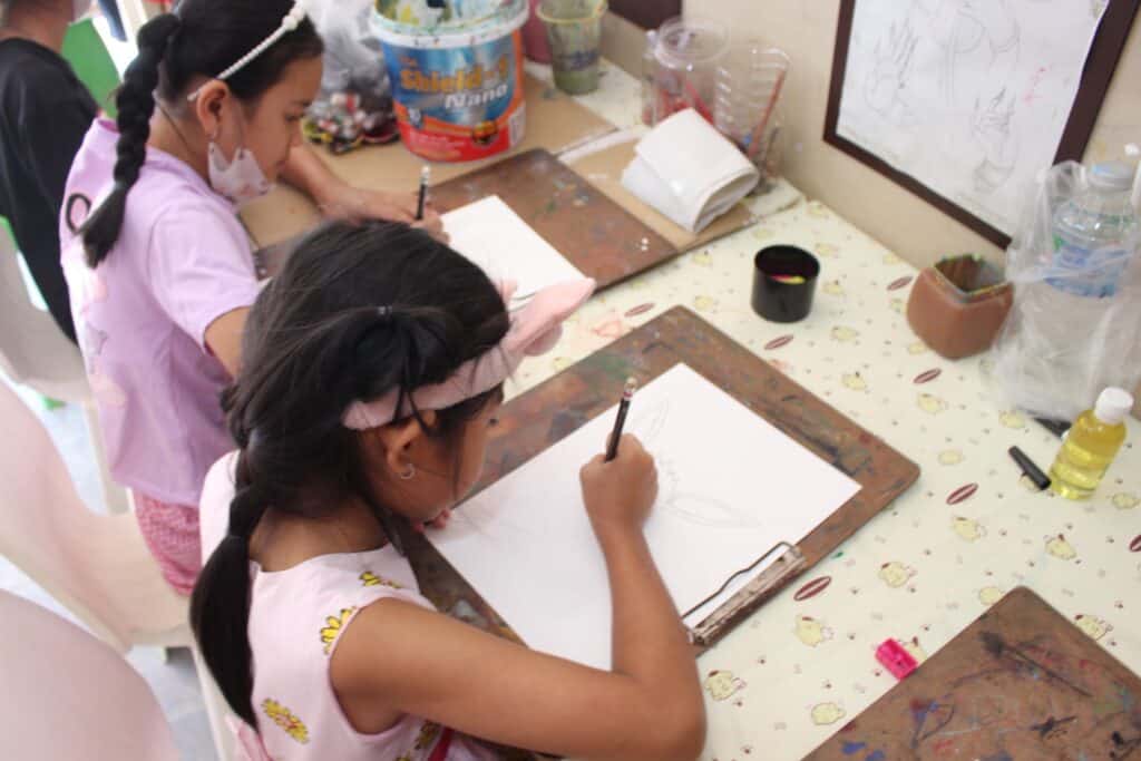 จังหวัดยะลา ช่วงปิดเทอมบรรดาผู้ปกครองพาเด็กเรียนศิลปะเพื่อให้มาฝึกสมาธิหวังให้ห่างโทรศัพท์มือถือป้องกันเด็กติดเกมส์ จังหวัดยะลา ช่วงปิดเทอมบรรดาผู้ปกครองพาเด็กเรียนศิลปะเพื่อให้มาฝึกสมาธิหวังให้ห่างโทรศัพท์มือถือป้องกันเด็กติดเกมส์