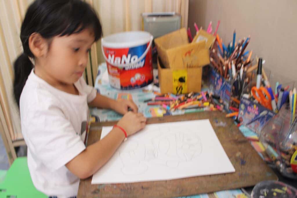 จังหวัดยะลา ช่วงปิดเทอมบรรดาผู้ปกครองพาเด็กเรียนศิลปะเพื่อให้มาฝึกสมาธิหวังให้ห่างโทรศัพท์มือถือป้องกันเด็กติดเกมส์ จังหวัดยะลา ช่วงปิดเทอมบรรดาผู้ปกครองพาเด็กเรียนศิลปะเพื่อให้มาฝึกสมาธิหวังให้ห่างโทรศัพท์มือถือป้องกันเด็กติดเกมส์