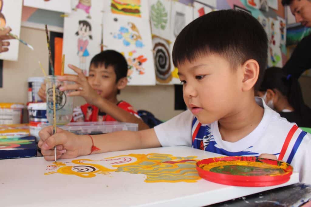 จังหวัดยะลา ช่วงปิดเทอมบรรดาผู้ปกครองพาเด็กเรียนศิลปะเพื่อให้มาฝึกสมาธิหวังให้ห่างโทรศัพท์มือถือป้องกันเด็กติดเกมส์ จังหวัดยะลา ช่วงปิดเทอมบรรดาผู้ปกครองพาเด็กเรียนศิลปะเพื่อให้มาฝึกสมาธิหวังให้ห่างโทรศัพท์มือถือป้องกันเด็กติดเกมส์