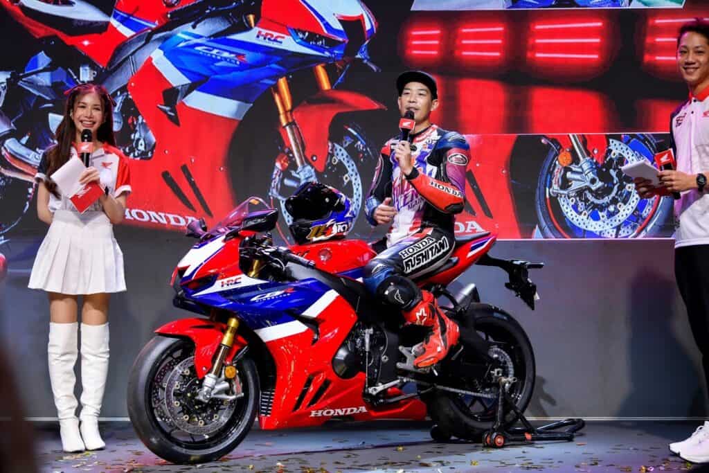 ฮอนด้าบิ๊กไบค์ เปิดตัวรถซูเปอร์ไบค์ท็อปคลาส ‘NEW CBR1000RR-R FIREBLADE SP’ กับคอนเซปต์ ‘Born to Race’ พร้อมสุดยอดเทคโนโลยี ปลุกสนามแข่งลุกเป็นไฟ ฮอนด้าบิ๊กไบค์ เปิดตัวรถซูเปอร์ไบค์ท็อปคลาส ‘NEW CBR1000RR-R FIREBLADE SP’ กับคอนเซปต์ ‘Born to Race’ พร้อมสุดยอดเทคโนโลยี ปลุกสนามแข่งลุกเป็นไฟ
