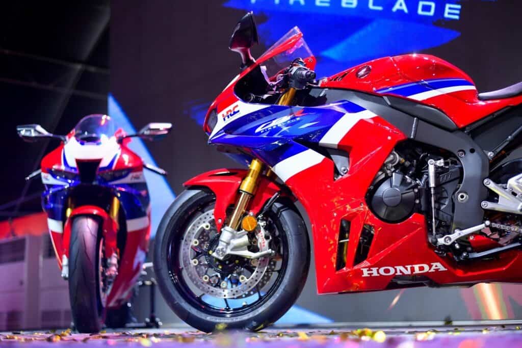 ฮอนด้าบิ๊กไบค์ เปิดตัวรถซูเปอร์ไบค์ท็อปคลาส ‘NEW CBR1000RR-R FIREBLADE SP’ กับคอนเซปต์ ‘Born to Race’ พร้อมสุดยอดเทคโนโลยี ปลุกสนามแข่งลุกเป็นไฟ ฮอนด้าบิ๊กไบค์ เปิดตัวรถซูเปอร์ไบค์ท็อปคลาส ‘NEW CBR1000RR-R FIREBLADE SP’ กับคอนเซปต์ ‘Born to Race’ พร้อมสุดยอดเทคโนโลยี ปลุกสนามแข่งลุกเป็นไฟ