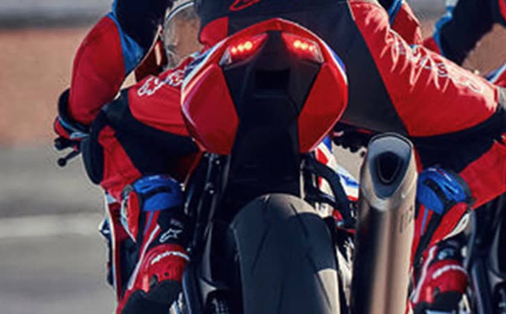 ฮอนด้าบิ๊กไบค์ เปิดตัวรถซูเปอร์ไบค์ท็อปคลาส ‘NEW CBR1000RR-R FIREBLADE SP’ กับคอนเซปต์ ‘Born to Race’ พร้อมสุดยอดเทคโนโลยี ปลุกสนามแข่งลุกเป็นไฟ ฮอนด้าบิ๊กไบค์ เปิดตัวรถซูเปอร์ไบค์ท็อปคลาส ‘NEW CBR1000RR-R FIREBLADE SP’ กับคอนเซปต์ ‘Born to Race’ พร้อมสุดยอดเทคโนโลยี ปลุกสนามแข่งลุกเป็นไฟ