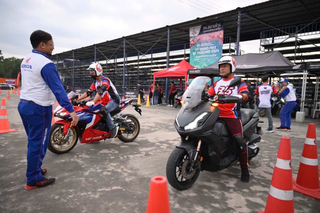 ฮอนด้า จัดกิจกรรม Test Riding ให้แฟนๆ มอเตอร์สปอร์ตใน ThaiGP 2024 ทดลองขับขี่รถหลากหลายรุ่น ฮอนด้า จัดกิจกรรม Test Riding ให้แฟนๆ มอเตอร์สปอร์ตใน ThaiGP 2024 ทดลองขับขี่รถหลากหลายรุ่น